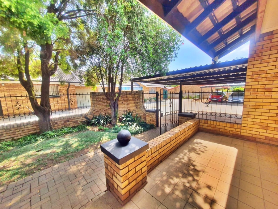 28 Bedroom Property for Sale in Kannoniers Park North West